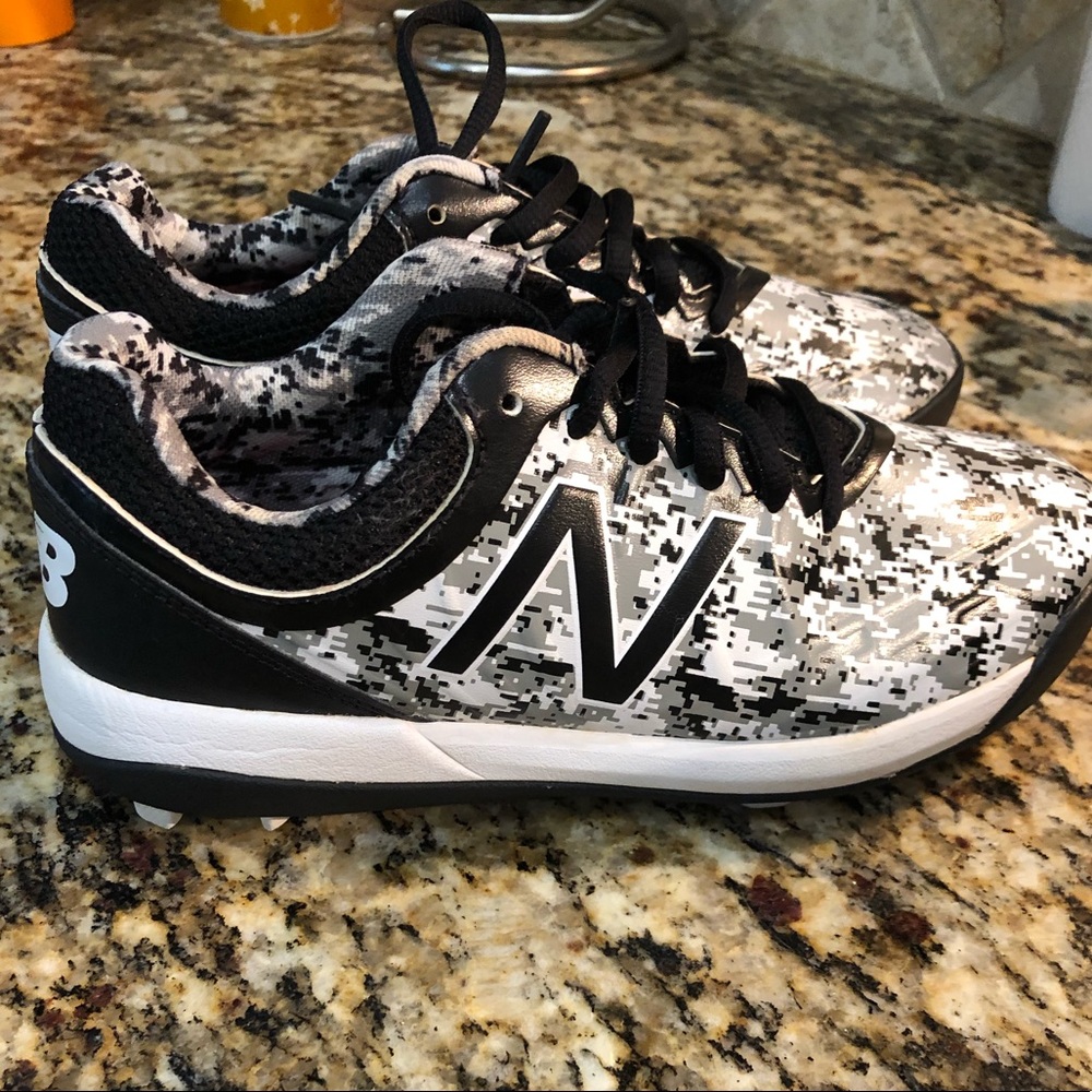 Youth New Balance baseball cleats